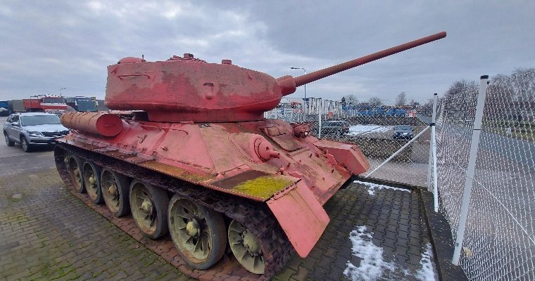 В Чехии местный житель держал у себя танк Т-34 и артустановку СУ-100
