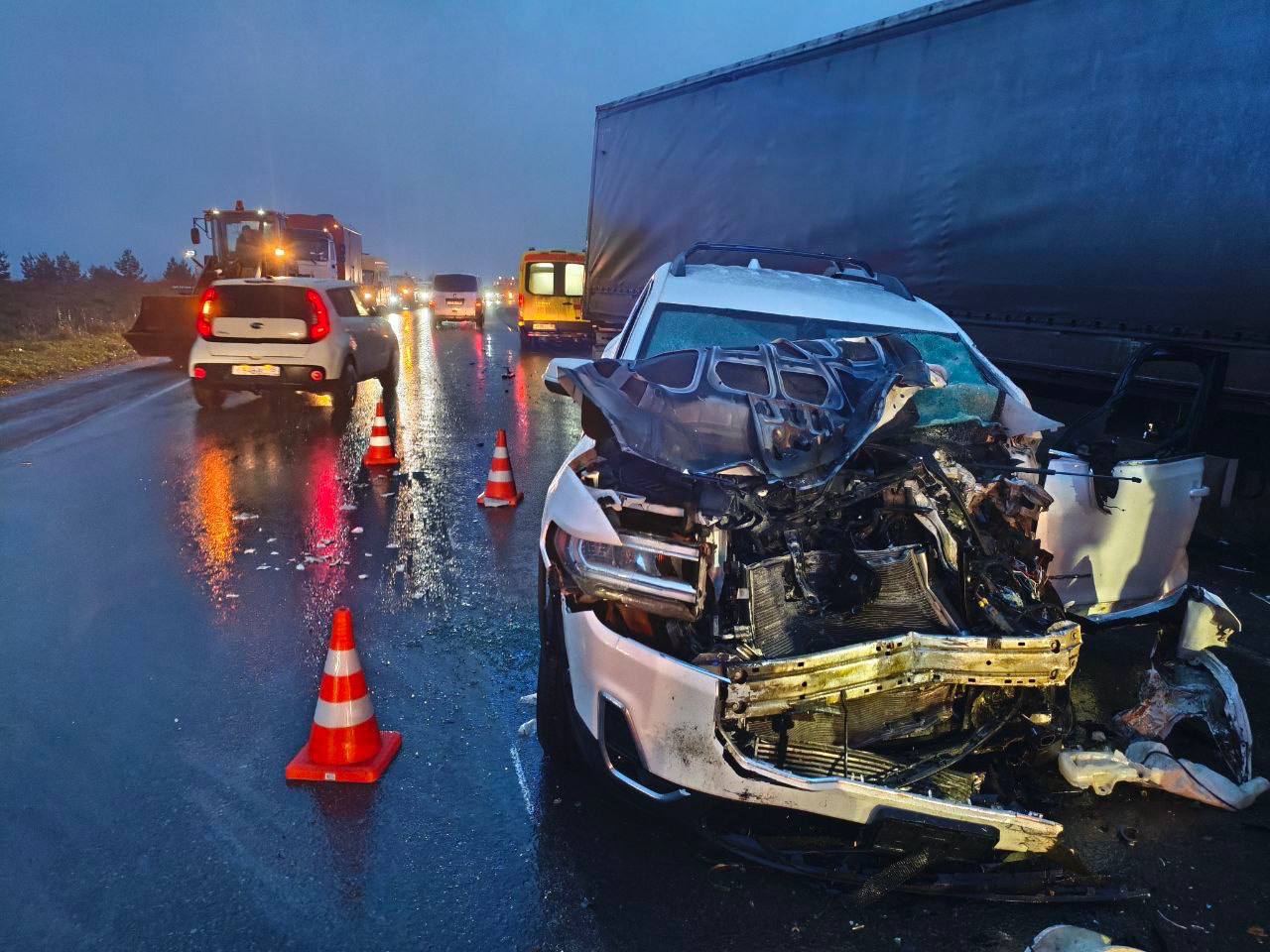 Иномарка вылетела на встречку и столкнулась с грузовиком в Завьяловском районе Удмуртии