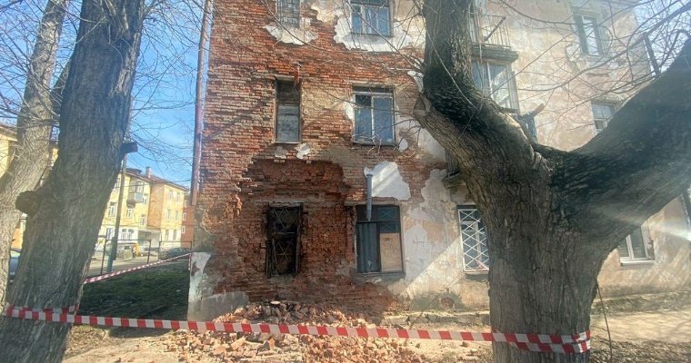 В Сарапуле частично разрушилась стена жилого дома