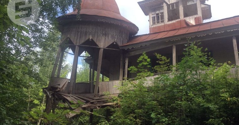 На старинной «Даче оружейника Петрова» на берегу Ижевского пруда рухнул балкон