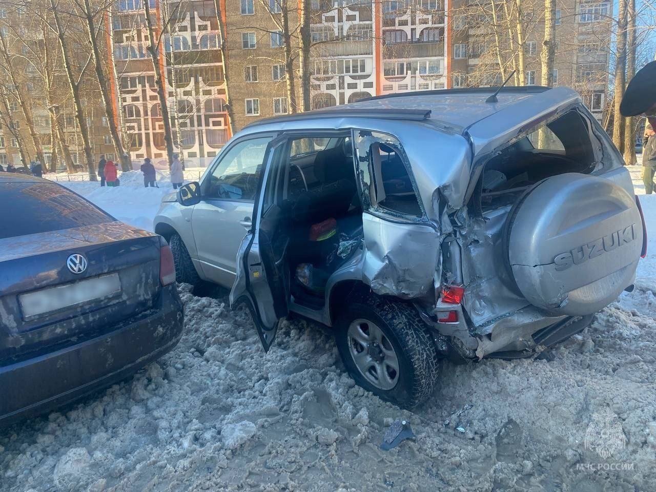 В результате столкновения маршрутки и легковушки в Ижевске пострадали 8 человек