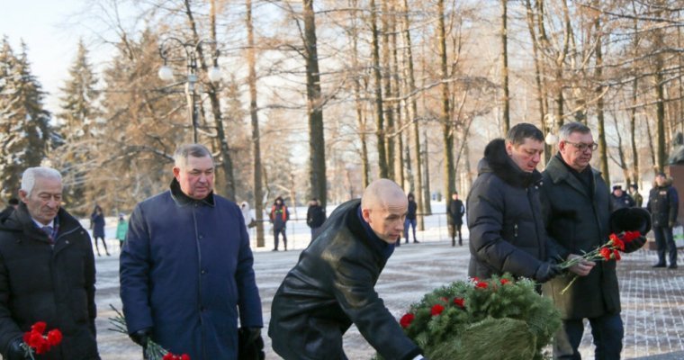 В честь Дня защитника Отечества в Удмуртии возложили цветы к Вечному огню