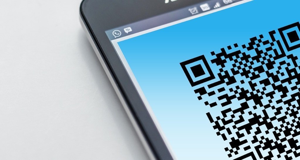 Мошенники начали оставлять в людных местах QR-коды ловушки
