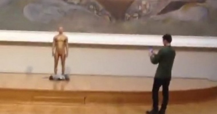 Неизвестный акционист разделся в Третьяковской галерее перед картинами Врубеля