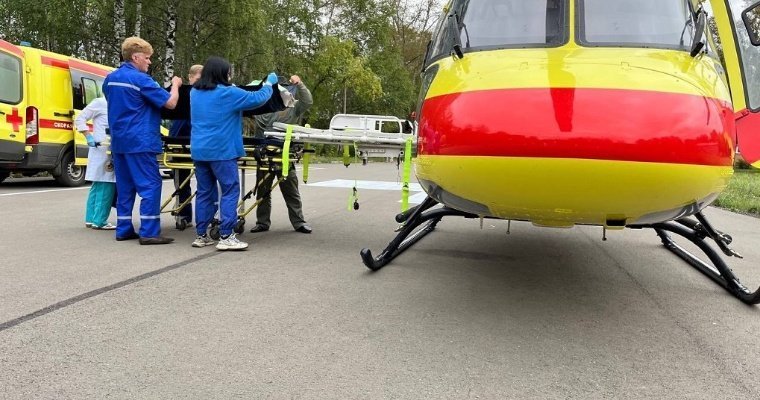 Мальчика с разрывом желудка доставили из Глазова в Ижевск на вертолете 
