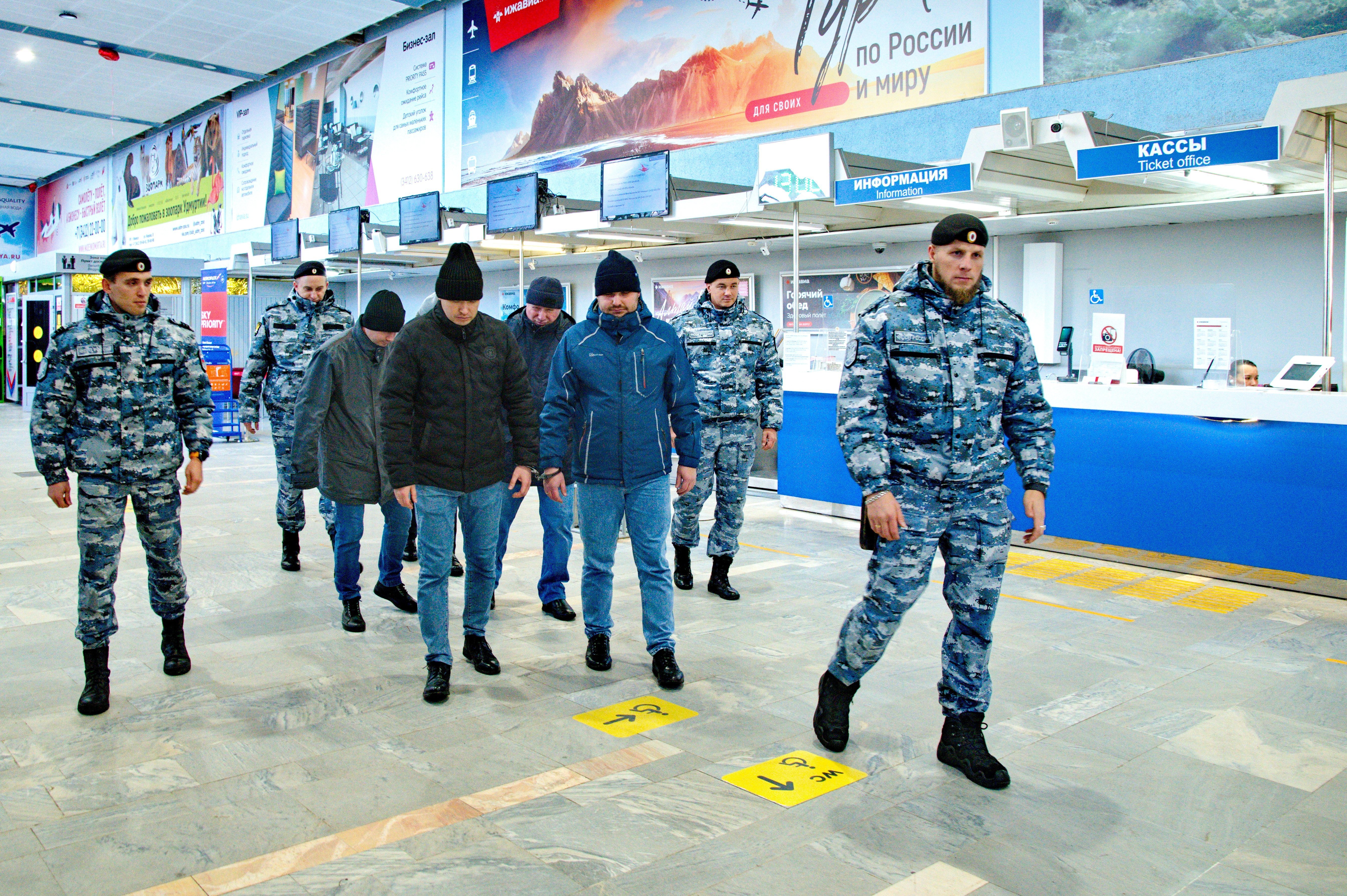 Незаконно проживавших в Удмуртии мигрантов выдворили из страны