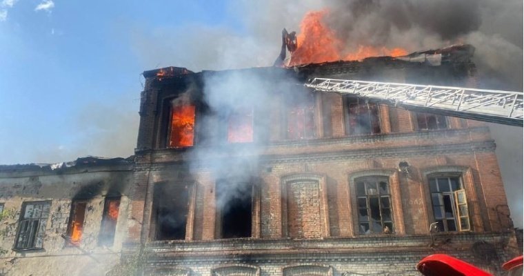 На улице Пролетарской в Сарапуле загорелось трёхэтажное нежилое здание 