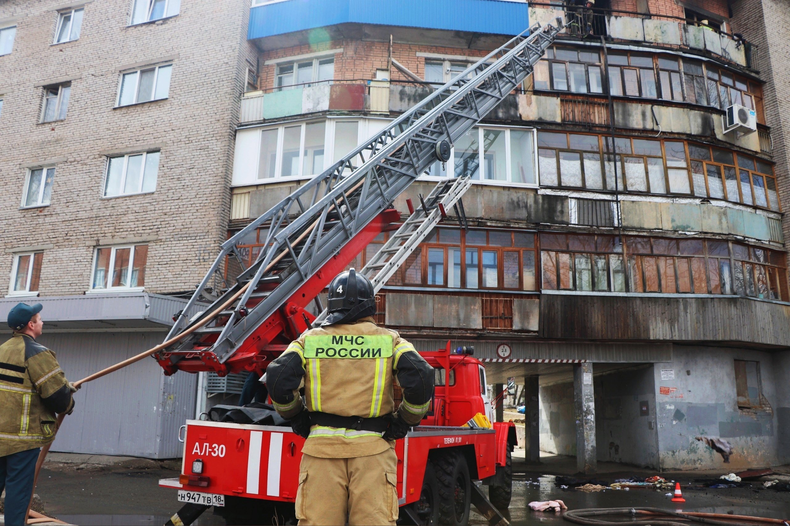 Новости ижевска на сегодня свежие. Пожар в Ижевске. Пожар в квартире многоэтажном доме. Пожар в Ижевске сейчас. Пожарный тушит многоквартирный дом.