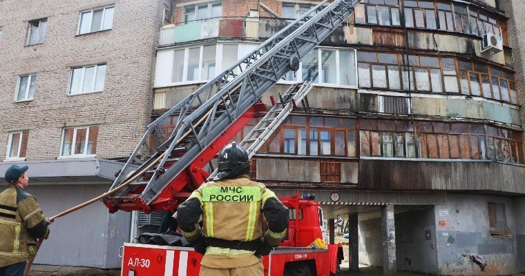 При пожаре в многоэтажке Ижевска погиб один человек