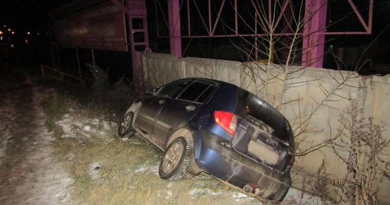 Пьяный водитель въехал в столб на улице Новоажимова в Ижевске