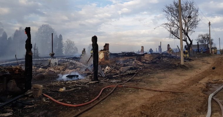 8 домов и здание бывшего ФАПа загорелись в Кизнерском районе