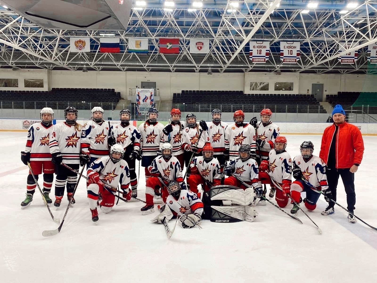 Воспитанницы школы хоккея Ижсталь взяли серебро на межрегиональном турнире