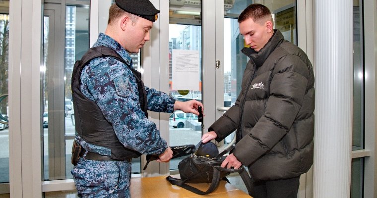 Сотрудники отделения судебных приставов в Воткинске обнаружили у посетителя заряженный газовый пистолет