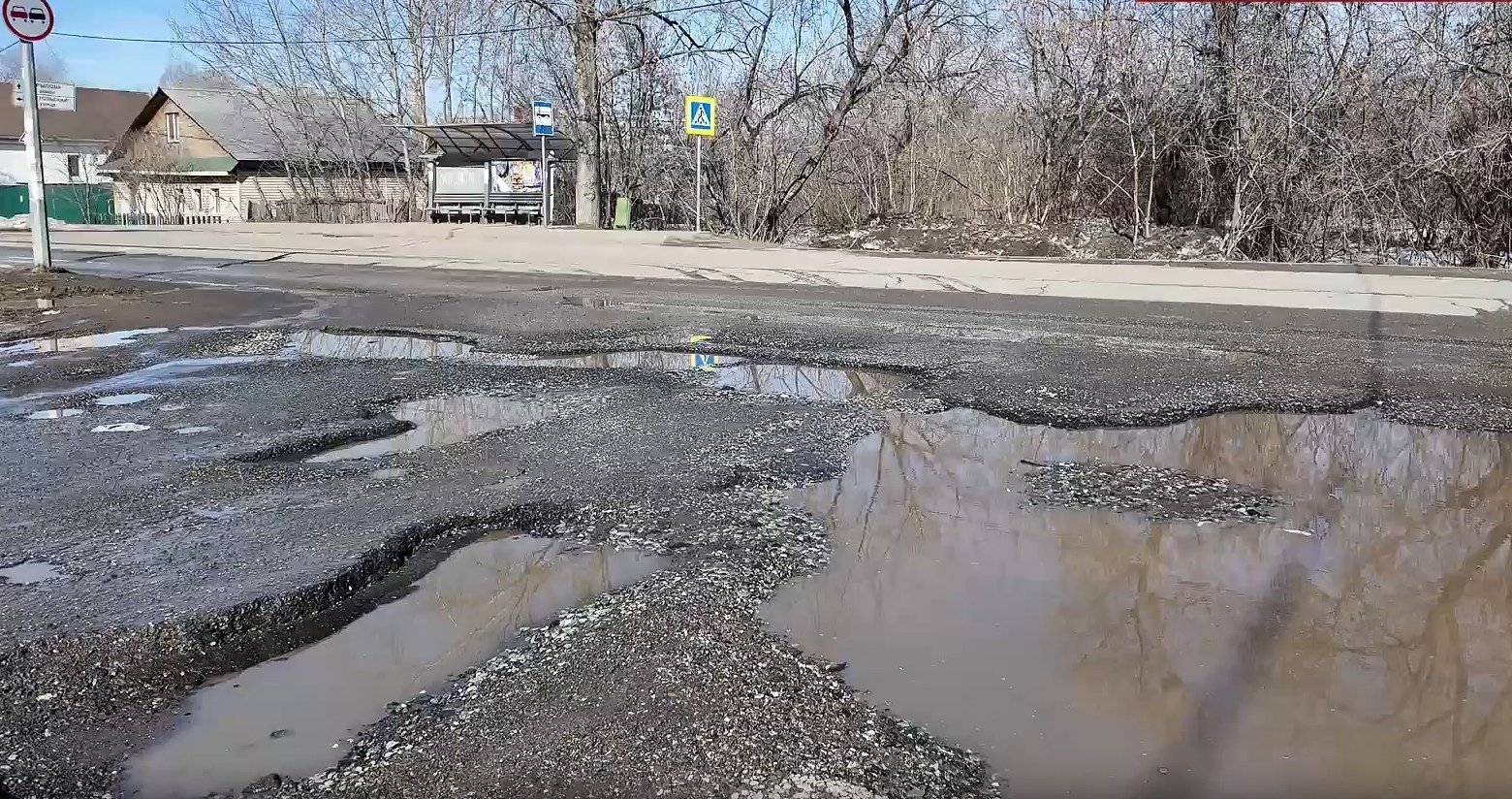 Ижевчане пожаловались на разбитый проезд к школе и поликлинике на Заречном шоссе
