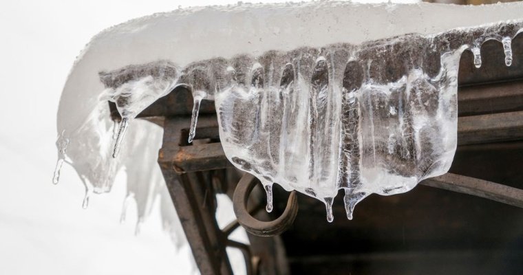 МЧС Удмуртии предупреждает об опасности схода снега с крыш