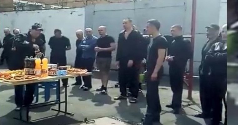 Начальника орловской колонии уволят после видео с пасхальным банкетом заключенных  