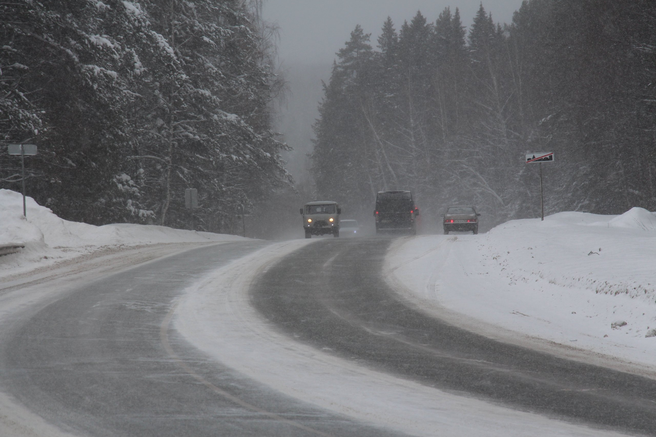 В Удмуртии из-за непогоды 230 машин расчищают дороги регионального значения