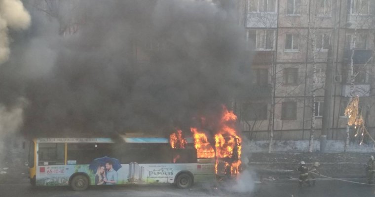 В Ижевске на улице Удмуртской загорелся автобус
