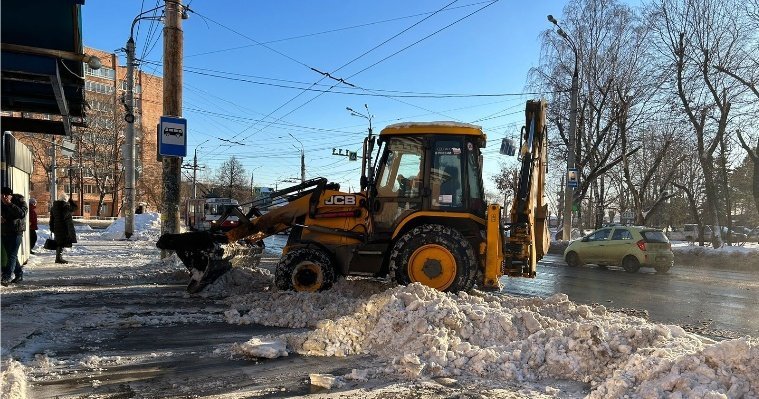 27 ноября ижевские дорожники расчищают от снега остановки общественного транспорта