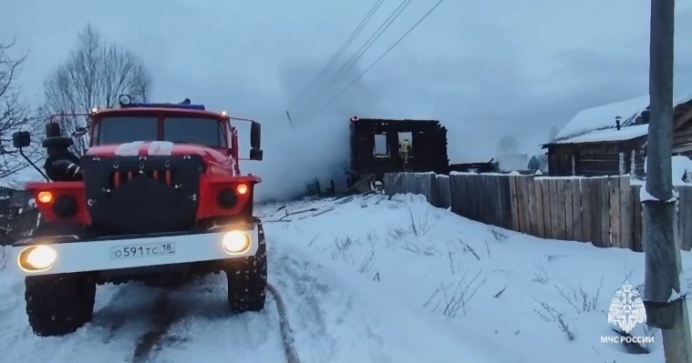 В Игринском районе при пожаре в деревянном доме погибли двое пенсионеров