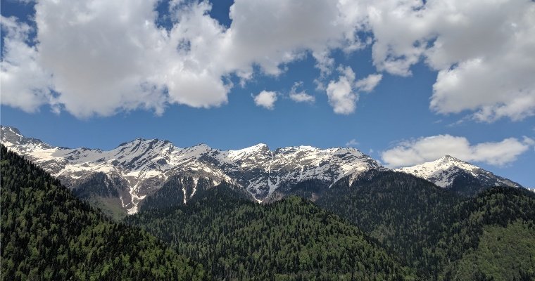 В Абхазии спасатели на вертолете эвакуировали туристку из Удмуртии с горного перевала