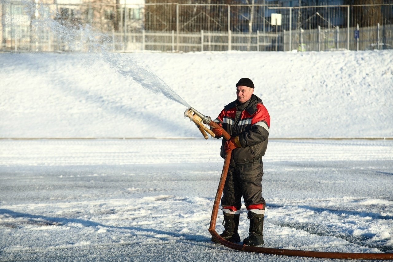 В Воткинске приступили к заливке льда на стадионе Знамя