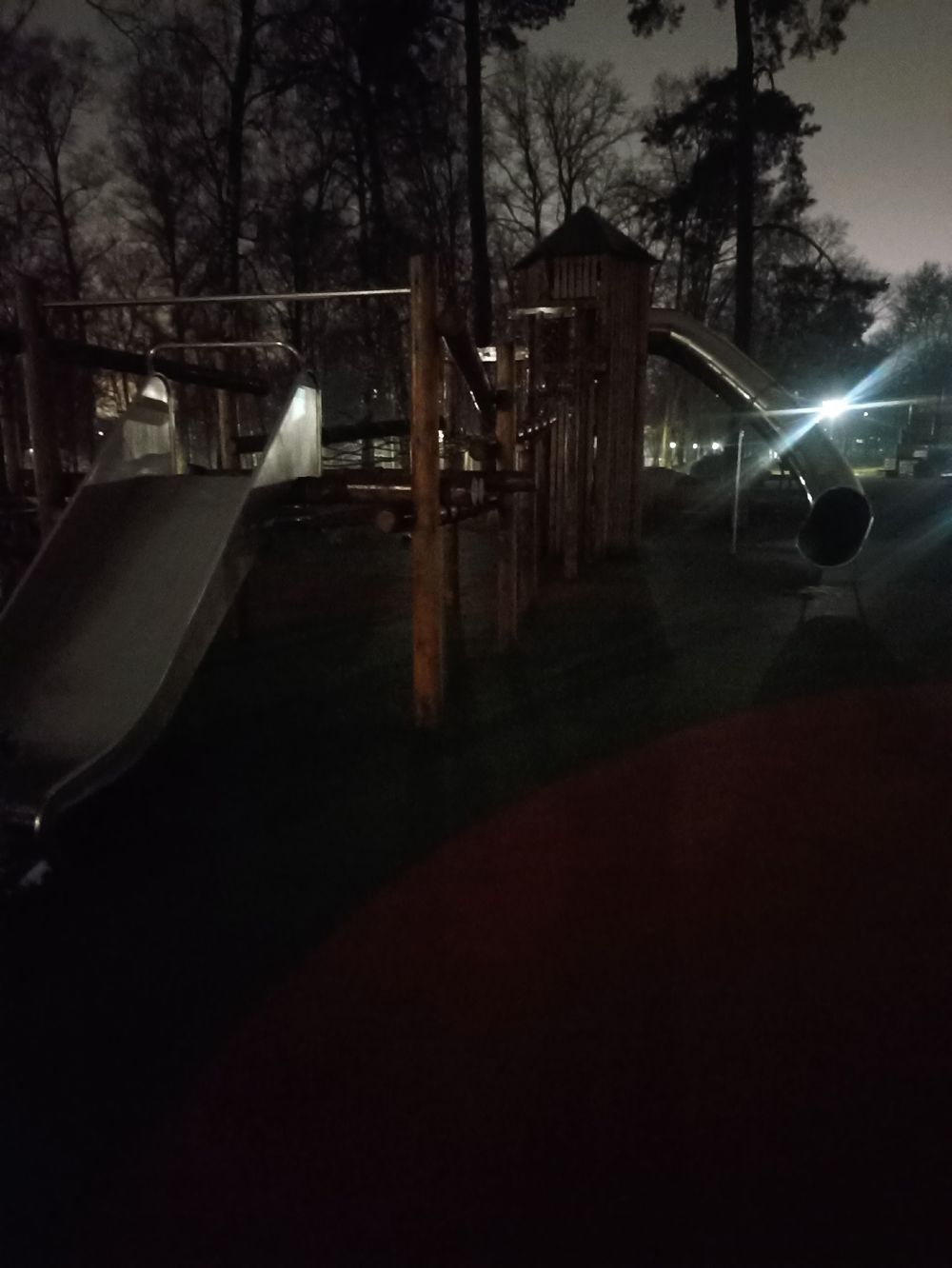 Власти Ижевска объяснили причину отсутствия освещения на детской площадке в Берёзовой роще