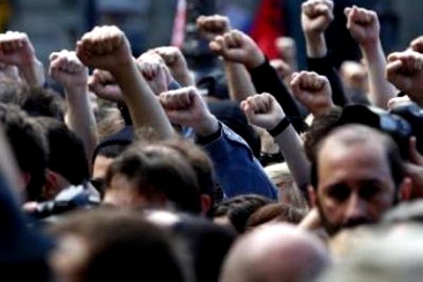 Сотни неонацистов вышли на акцию протеста в Кельне