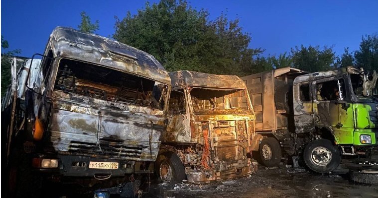 В Пирогово сгорели три грузовика