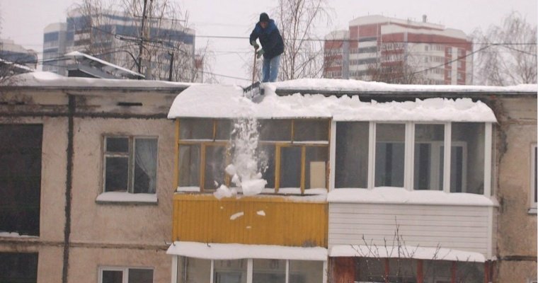 Две женщины пострадали от схода снега с крыш в Удмуртии