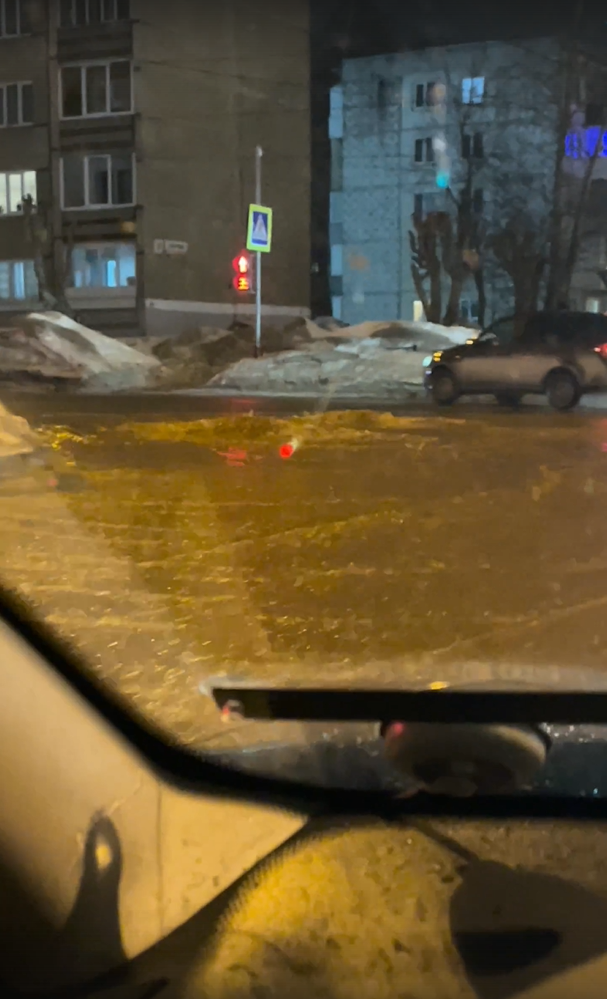 Порыв водопровода произошел в районе перекрестка улиц Сабурова и Союзной в Ижевске 