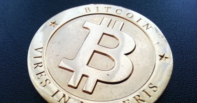 Стоимость биткойна опускалась ниже 9 000 долларов