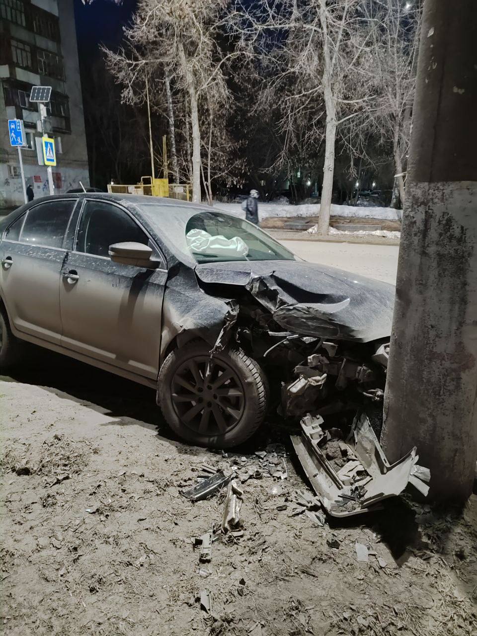 Пьяный водитель «Шкоды» въехал в столб в Ижевске 