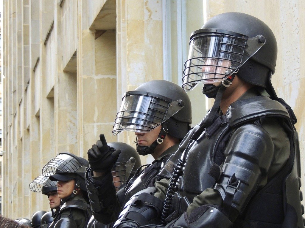 Новая Бастилия: во Франции манифестанты пытались взять штурмом тюрьму