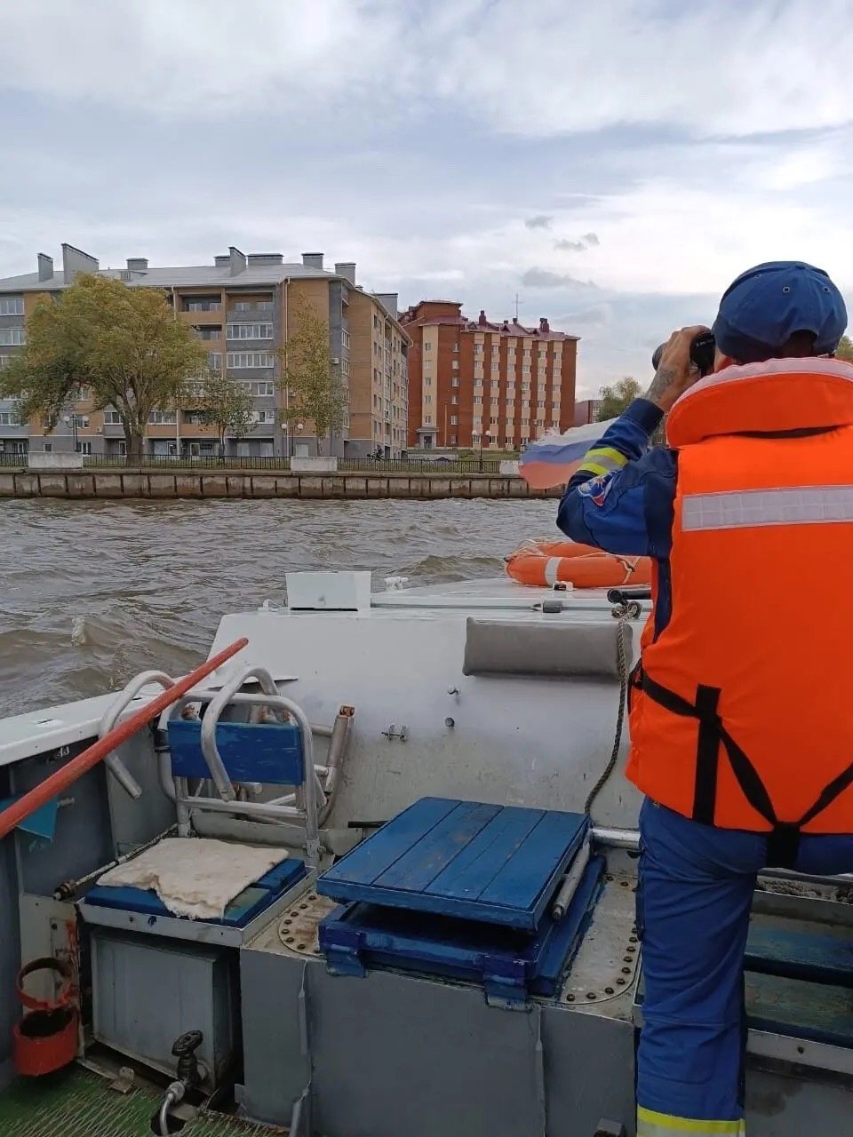 Спасение застрявшего на лодке в Воткинском пруду мужчины и падение лифта в многоэтажке в Рязани: новости к этому часу