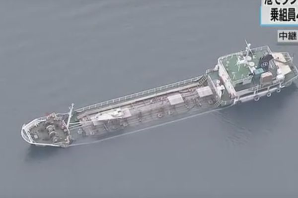 Утечки химикатов из тонущего танкера у берегов Японии не зафиксировали