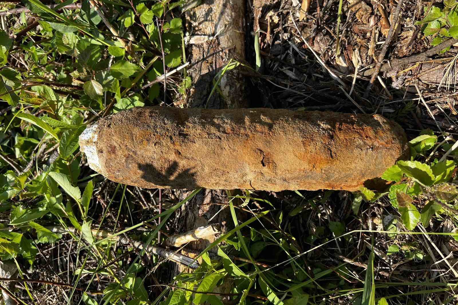 Житель деревни Кварса в Удмуртии нашел на своем участке артиллерийский снаряд