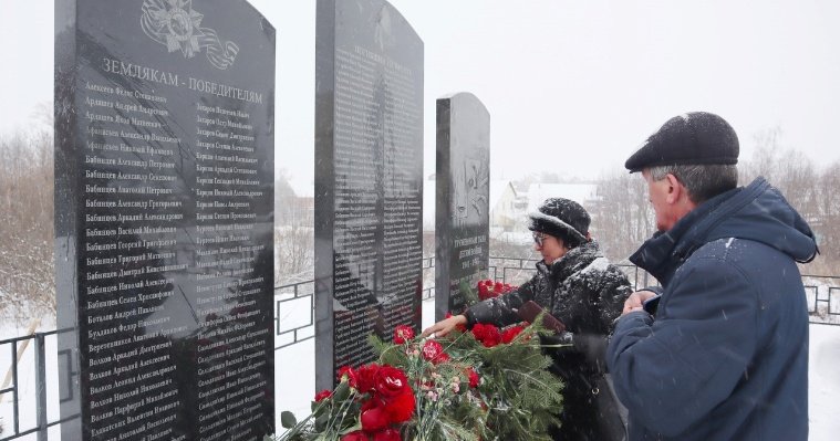 Мемориальный комплекс в память об участниках Великой Отечественной войны открыли в поселке Сыга 