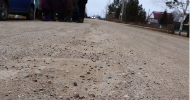 Щебёночный слой отремонтированной дороги в одной из деревень Удмуртии оказался тоньше заявленного в 2 раза