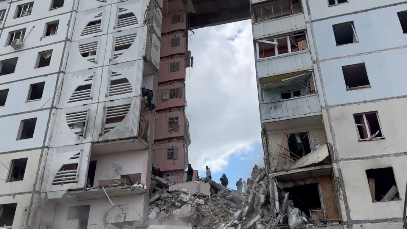 В Белгороде после взрыва обрушилась секция многоэтажного дома