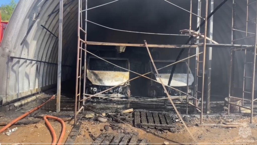 Шесть машин сгорели в пожаре на улице Гагарина в Ижевске