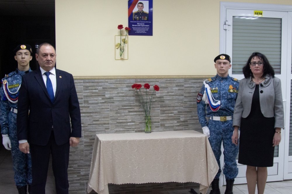 В Ижевске установили памятную доску в честь выпускника школы Гармония Вячеслава Матвеева