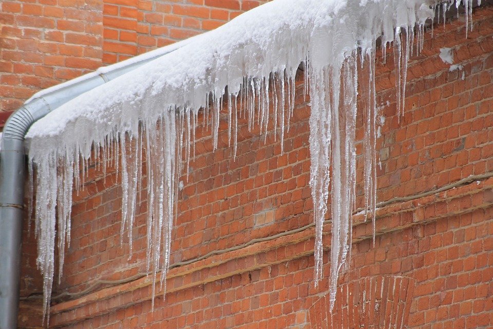 Теплая погода в Удмуртии может повлечь падение сосулек и сход снега с крыш