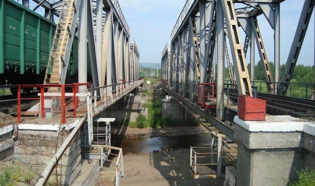 

Из-за обрушения подмытого дождями моста в Забайкалье задержали поезд

