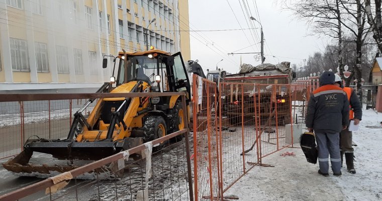 В Ижевске приступили к ликвидации порыва теплотрассы на улице Горького 