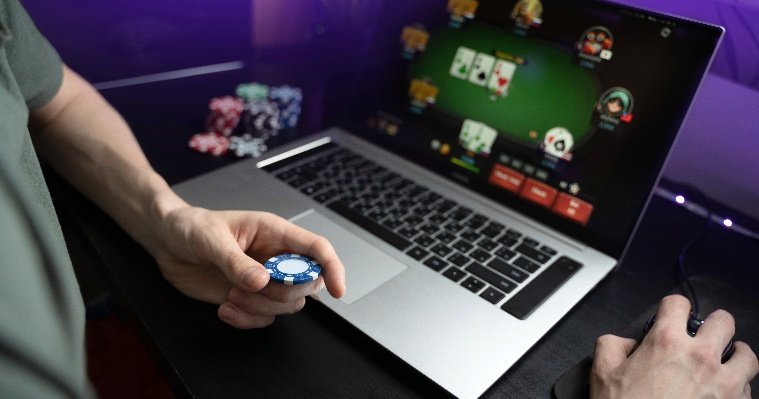 Семерых жителей Глазова обвиняют в создании незаконной сети казино 