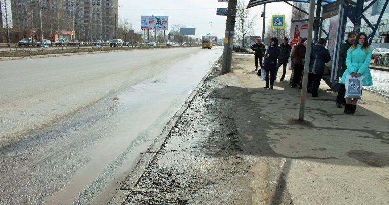 Ямы стали главной проблемой остановок в Ижевске