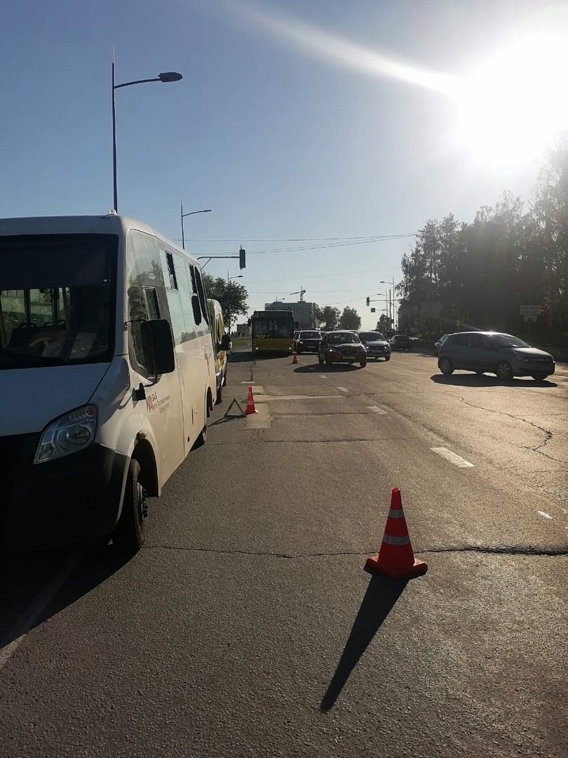 Два автобуса столкнулись на улице Камбарской в Ижевске