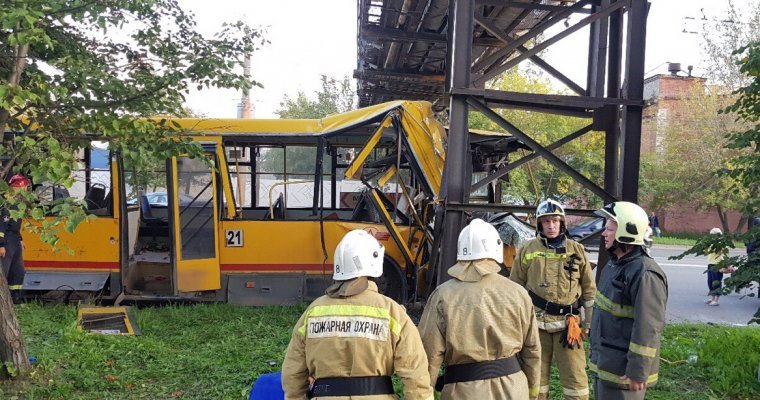 Автобус въехал в металлическую опору на улице Новоажимова в Ижевске