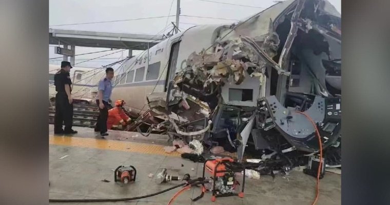 В Китае погиб машинист сошедшего с путей поезда